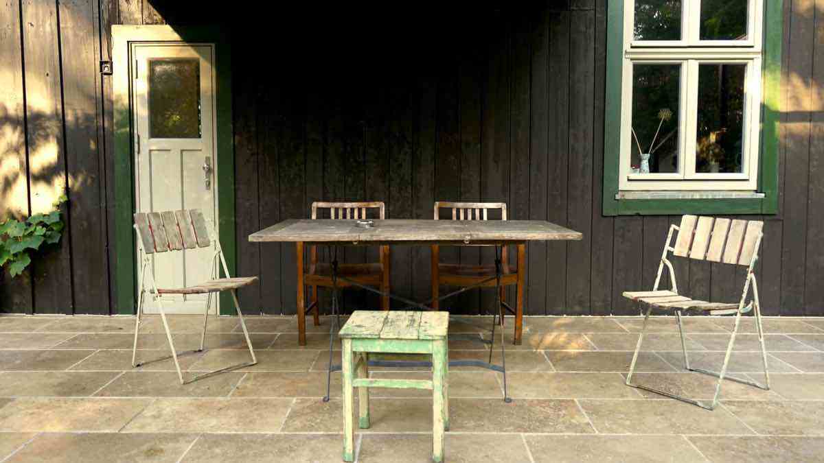  Terrasse mit Naturstein (Travertin). 