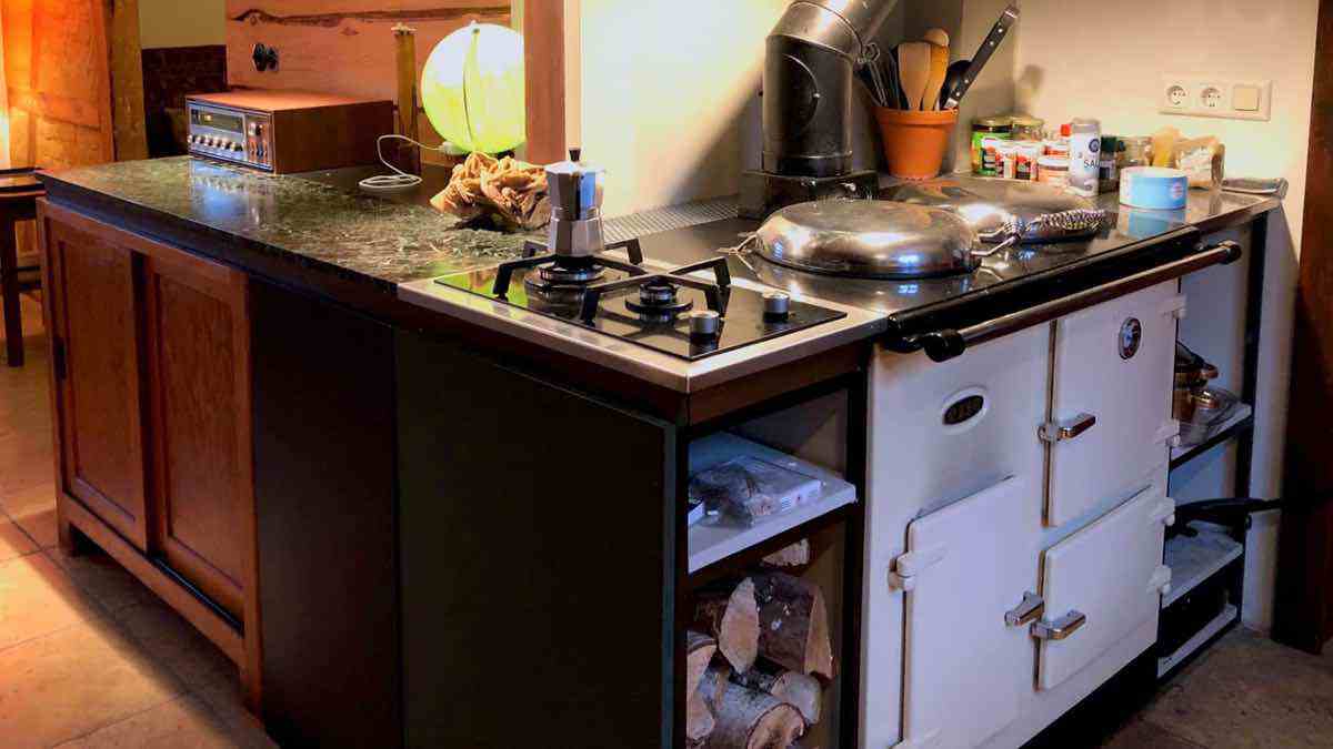  Kochmaschine (Feuer) und 2 Gasplatten. 