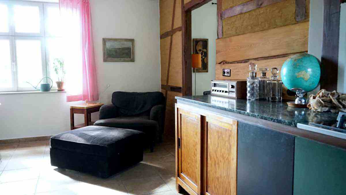  Großer Sessel + Fußbank (Lesen+Nickerchen). 