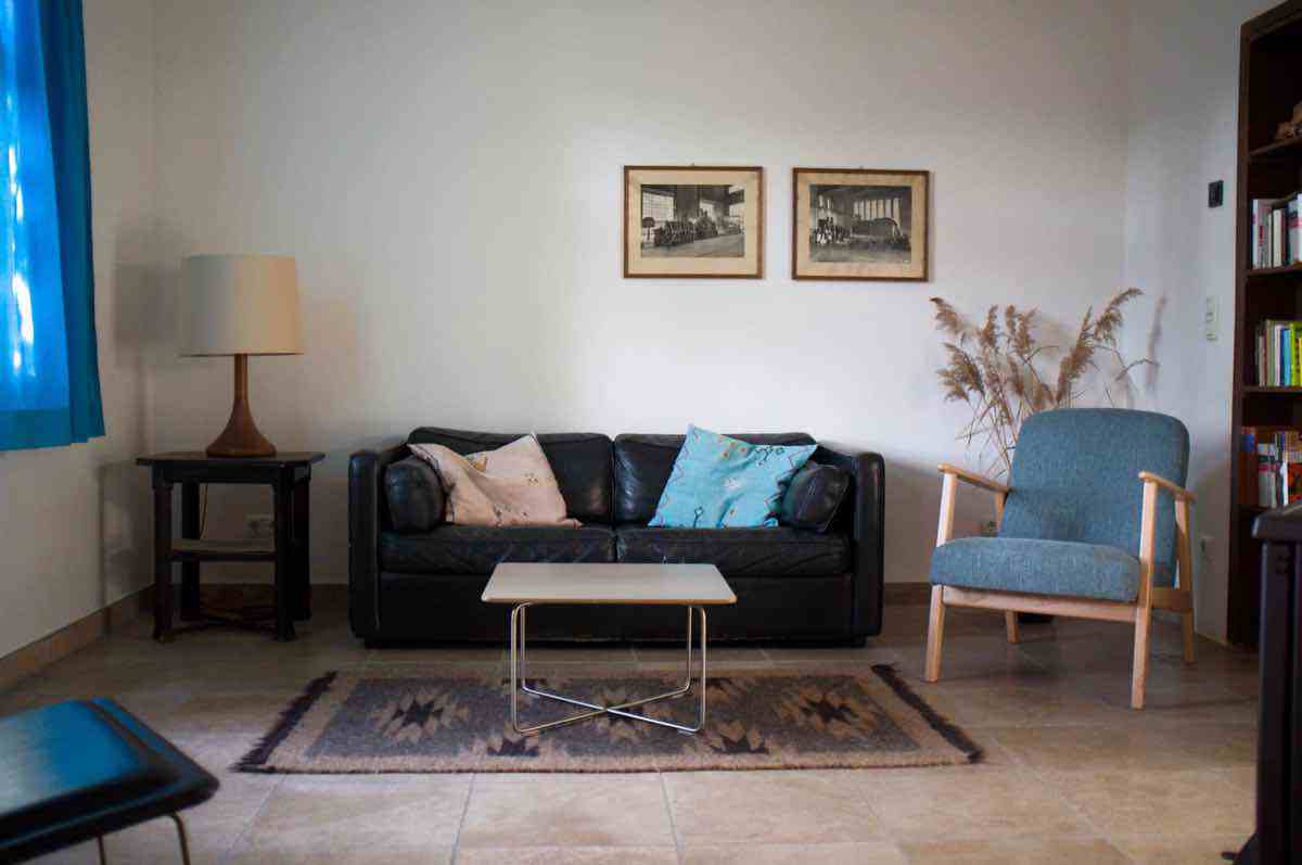  Wohnzimmer mit div. Sitzgelegenheiten, TV. 