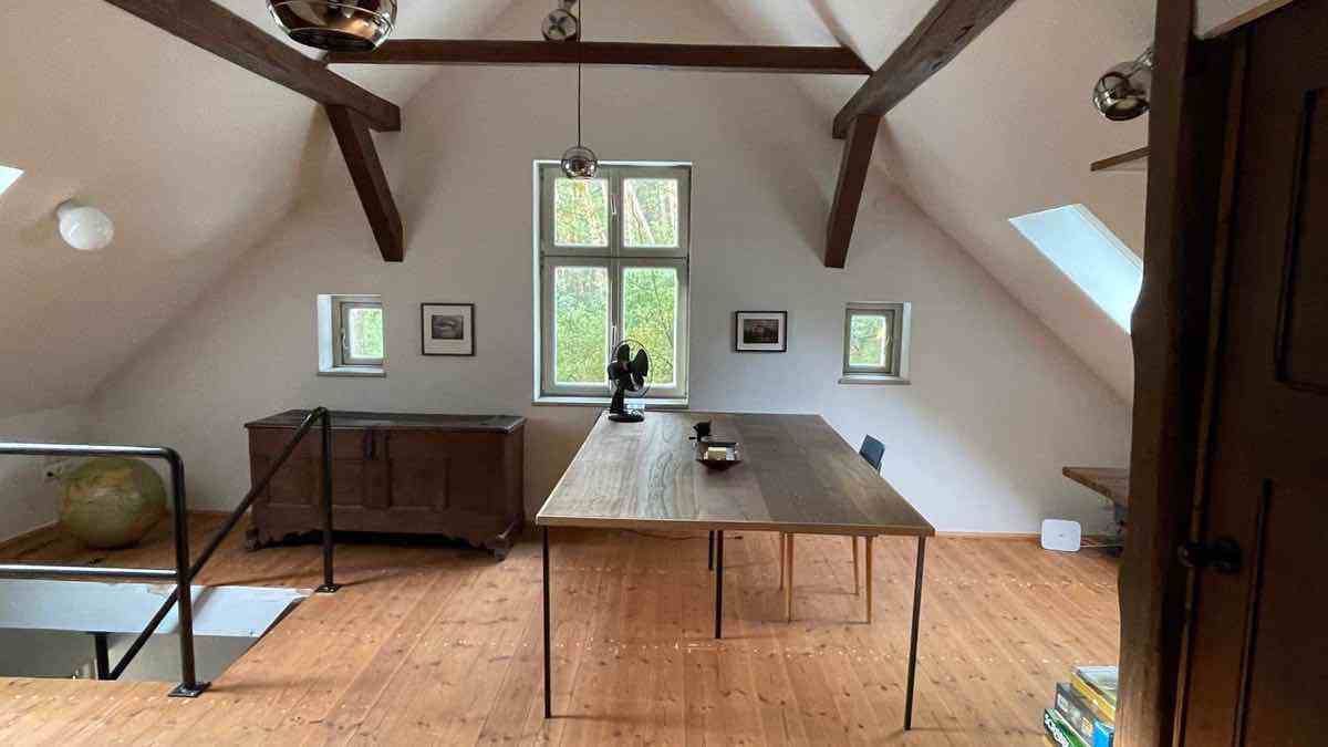  Dachgeschoss mit großem Arbeitstisch. 