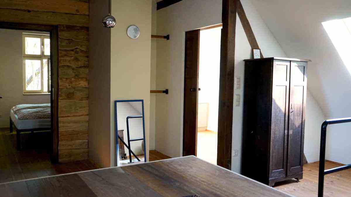  Zugang zu dem mittleren Zimmer und den beiden Kammern. 